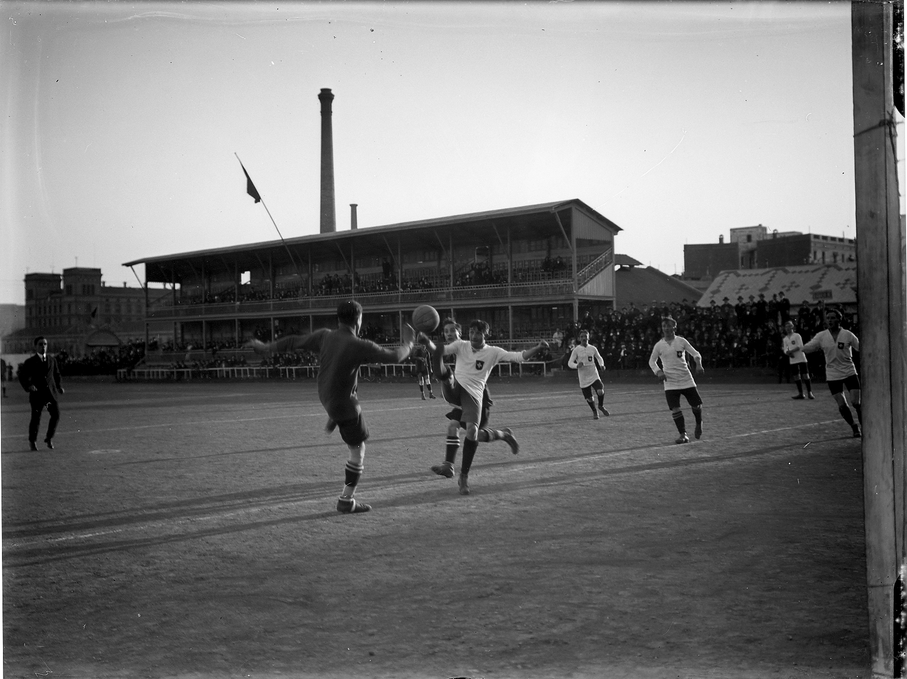 Barça a l'Eixample. Camp del carrer Indústria amb la fàbrica Batlló al fons